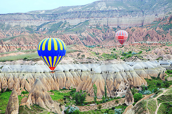 포토 JPG 주간 나무 식물 해외풍경 해외 여행 중동 자연 하늘 레저 바위산 산 카파도키아 풍경 초원 사람없음 야외 레포츠 골짜기 암석 바위 열기구 비행 기암괴석 언덕 애드벌룬 동굴집 풍선 튀르키예 국내포토 자연요소 나라 아시아 항공교통 돌 바위_돌 동굴 돌산 생태계 파일형식