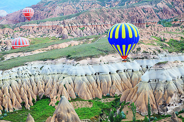포토 JPG 주간 나무 식물 해외풍경 해외 여행 중동 자연 하늘 레저 바위산 산 카파도키아 풍경 초원 사람없음 야외 레포츠 골짜기 암석 바위 열기구 비행 기암괴석 언덕 애드벌룬 동굴집 풍선 튀르키예 국내포토 자연요소 나라 아시아 항공교통 돌 바위_돌 동굴 돌산 생태계 파일형식