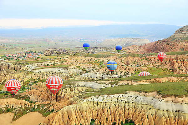 포토 JPG 주간 나무 식물 구름 해외풍경 해외 여행 중동 자연 하늘 레저 바위산 산 주택 카파도키아 풍경 초원 사람없음 야외 레포츠 마을 골짜기 암석 바위 열기구 비행 기암괴석 언덕 애드벌룬 동굴집 풍선 튀르키예 국내포토 자연요소 나라 아시아 항공교통 건물 돌 바위_돌 동굴 돌산 생태계 파일형식