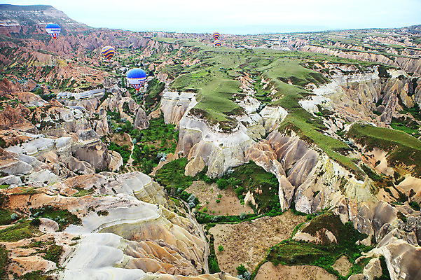 포토 JPG 주간 나무 식물 해외풍경 해외 여행 중동 자연 하늘 레저 바위산 산 카파도키아 풍경 초원 사람없음 야외 레포츠 골짜기 암석 돌_바위 바위 열기구 비행 기암괴석 언덕 애드벌룬 풍선 튀르키예 국내포토 자연요소 나라 아시아 항공교통 바위_돌 돌산 생태계 파일형식