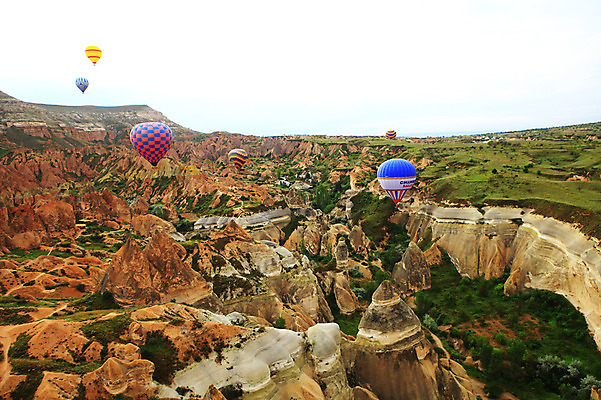 포토 JPG 주간 나무 식물 해외풍경 해외 여행 중동 자연 하늘 레저 바위산 산 카파도키아 풍경 초원 사람없음 야외 레포츠 골짜기 암석 돌_바위 바위 열기구 비행 기암괴석 언덕 애드벌룬 풍선 튀르키예 국내포토 자연요소 나라 아시아 항공교통 바위_돌 돌산 생태계 파일형식