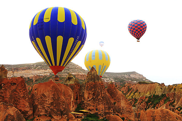 포토 JPG 주간 해외풍경 해외 여행 의자 중동 자연 하늘 레저 바위산 산 주택 카파도키아 풍경 사람없음 야외 레포츠 골짜기 암석 돌_바위 바위 기구 열기구 비행 동굴 기암괴석 애드벌룬 천막 동굴집 풍선 튀르키예 국내포토 자연요소 나라 아시아 가구 항공교통 건물 바위_돌 돌산 생태계 파일형식