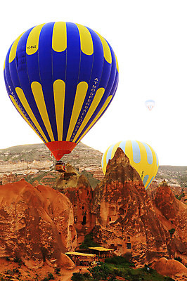 포토 JPG 주간 해외풍경 해외 여행 의자 중동 자연 하늘 레저 바위산 산 주택 카파도키아 풍경 사람없음 야외 레포츠 골짜기 암석 돌_바위 바위 기구 열기구 비행 동굴 기암괴석 애드벌룬 천막 동굴집 풍선 튀르키예 국내포토 자연요소 나라 아시아 가구 항공교통 건물 바위_돌 돌산 생태계 파일형식