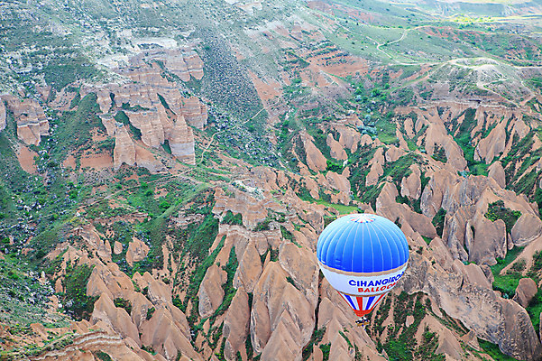 포토 JPG 주간 나무 식물 해외풍경 해외 여행 중동 자연 레저 바위산 산 카파도키아 풍경 초원 사람없음 야외 레포츠 하이앵글 골짜기 암석 돌_바위 바위 기구 열기구 비행 기암괴석 언덕 애드벌룬 풍선 항공촬영 튀르키예 국내포토 자연요소 나라 아시아 뷰포인트 항공교통 바위_돌 돌산 생태계 파일형식