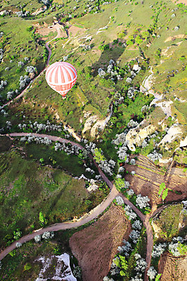 포토 JPG 주간 나무 식물 해외풍경 해외 길 여행 중동 자연 레저 카파도키아 그림자 풍경 초원 사람없음 야외 레포츠 하이앵글 기구 열기구 비행 오솔길 언덕 애드벌룬 풍선 항공촬영 튀르키예 국내포토 자연요소 나라 아시아 뷰포인트 항공교통 생태계 파일형식