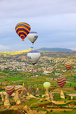 포토 JPG 주간 구름 해외풍경 해외 건축물 여행 중동 자연 하늘 레저 산 주택 카파도키아 풍경 초원 사람없음 야외 건물 레포츠 도시풍경 마을 골짜기 암석 돌_바위 바위 열기구 비행 도시 기암괴석 언덕 애드벌룬 풍선 튀르키예 국내포토 자연요소 건축 나라 아시아 항공교통 바위_돌 생태계 파일형식
