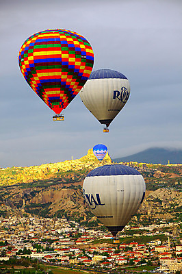 포토 JPG 주간 구름 해외풍경 해외 건축물 여행 중동 자연 하늘 레저 산 주택 카파도키아 풍경 초원 사람없음 야외 건물 레포츠 도시풍경 마을 골짜기 암석 돌_바위 바위 열기구 비행 도시 기암괴석 언덕 애드벌룬 풍선 튀르키예 국내포토 자연요소 건축 나라 아시아 항공교통 바위_돌 생태계 파일형식