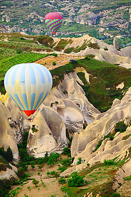 포토 JPG 주간 해외풍경 해외 여행 중동 자연 하늘 레저 산 카파도키아 풍경 초원 사람없음 야외 레포츠 골짜기 암석 돌_바위 바위 열기구 비행 기암괴석 언덕 애드벌룬 풍선 튀르키예 국내포토 자연요소 나라 아시아 항공교통 바위_돌 생태계 파일형식