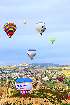 포토 JPG 주간 구름 해외풍경 해외 건축물 여행 중동 자동차 자연 하늘 레저 산 주택 카파도키아 풍경 초원 사람없음 야외 건물 레포츠 도시풍경 마을 골짜기 암석 돌_바위 바위 열기구 비행 도시 기암괴석 언덕 애드벌룬 풍선 튀르키예 국내포토 자연요소 건축 나라 아시아 육상교통 항공교통 바위_돌 생태계 파일형식