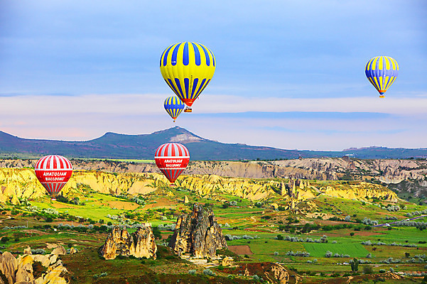 포토 JPG 주간 구름 해외풍경 해외 여행 중동 자연 하늘 레저 산 카파도키아 풍경 초원 사람없음 야외 레포츠 골짜기 암석 돌_바위 바위 열기구 비행 기암괴석 언덕 애드벌룬 풍선 튀르키예 국내포토 자연요소 나라 아시아 항공교통 바위_돌 생태계 파일형식