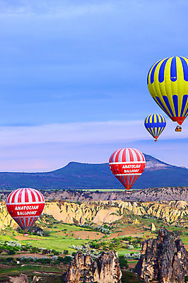 포토 JPG 주간 구름 해외풍경 해외 여행 중동 자연 하늘 레저 산 카파도키아 풍경 초원 사람없음 야외 레포츠 골짜기 암석 돌_바위 바위 열기구 비행 기암괴석 언덕 애드벌룬 풍선 튀르키예 국내포토 자연요소 나라 아시아 항공교통 바위_돌 생태계 파일형식