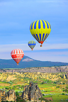 포토 JPG 주간 해외풍경 해외 여행 중동 자연 하늘 레저 산 카파도키아 풍경 초원 사람없음 야외 레포츠 골짜기 암석 돌_바위 바위 열기구 비행 기암괴석 언덕 애드벌룬 풍선 튀르키예 국내포토 자연요소 나라 아시아 항공교통 바위_돌 생태계 파일형식