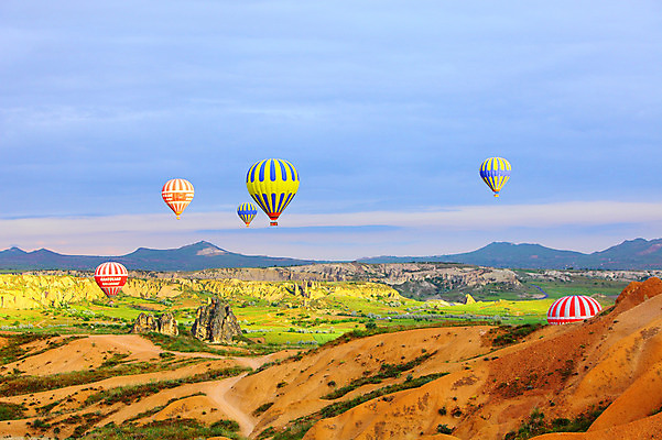 포토 JPG 주간 구름 해외풍경 해외 여행 중동 자연 하늘 레저 산 카파도키아 풍경 초원 사람없음 야외 레포츠 골짜기 암석 돌_바위 바위 열기구 비행 기암괴석 언덕 애드벌룬 풍선 튀르키예 국내포토 자연요소 나라 아시아 항공교통 바위_돌 생태계 파일형식