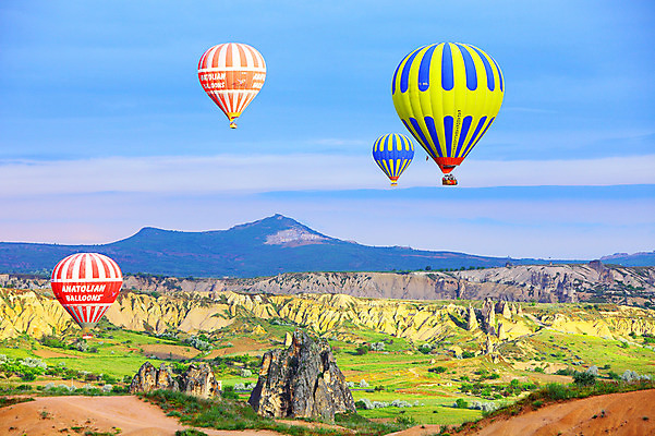 포토 JPG 주간 구름 해외풍경 해외 여행 중동 자연 하늘 레저 산 카파도키아 풍경 초원 사람없음 야외 레포츠 골짜기 암석 돌_바위 바위 열기구 비행 기암괴석 언덕 애드벌룬 풍선 튀르키예 국내포토 자연요소 나라 아시아 항공교통 바위_돌 생태계 파일형식