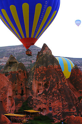 포토 JPG 주간 해외풍경 해외 여행 의자 중동 자연 하늘 레저 바위산 산 주택 카파도키아 풍경 사람없음 야외 레포츠 골짜기 암석 돌_바위 바위 기구 열기구 비행 동굴 기암괴석 애드벌룬 천막 동굴집 풍선 튀르키예 국내포토 자연요소 나라 아시아 가구 항공교통 건물 바위_돌 돌산 생태계 파일형식