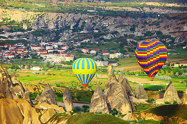 포토 JPG 주간 해외풍경 해외 건축물 도로 길 여행 중동 자동차 자연 레저 주택 카파도키아 풍경 초원 사람없음 야외 건물 레포츠 마을 골짜기 암석 돌_바위 바위 열기구 비행 기암괴석 언덕 애드벌룬 풍선 튀르키예 국내포토 자연요소 건축 나라 아시아 육상교통 항공교통 교통시설 바위_돌 생태계 파일형식