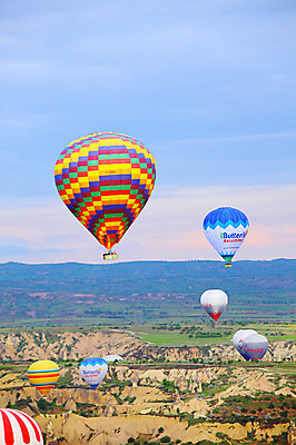 포토 JPG 주간 구름 해외풍경 해외 여행 중동 자연 하늘 레저 산 카파도키아 풍경 초원 사람없음 야외 레포츠 골짜기 암석 돌_바위 바위 열기구 비행 기암괴석 언덕 애드벌룬 풍선 튀르키예 국내포토 자연요소 나라 아시아 항공교통 바위_돌 생태계 파일형식