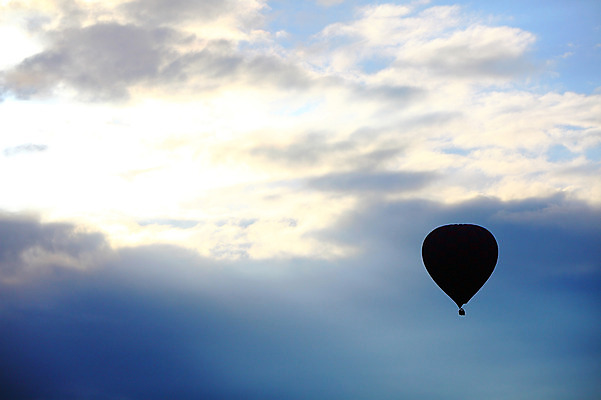포토 JPG 주간 구름 해외풍경 해외 실루엣 여행 중동 자연 하늘 레저 카파도키아 풍경 사람없음 야외 레포츠 빛 햇빛 열기구 비행 애드벌룬 역광 풍선 빛무리 튀르키예 국내포토 자연요소 나라 아시아 항공교통 촬영기법 태양 생태계 파일형식