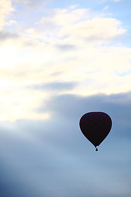 포토 JPG 주간 구름 해외풍경 해외 실루엣 여행 중동 자연 하늘 레저 카파도키아 풍경 사람없음 야외 레포츠 빛 햇빛 열기구 비행 애드벌룬 역광 풍선 빛무리 튀르키예 국내포토 자연요소 나라 아시아 항공교통 촬영기법 태양 생태계 파일형식