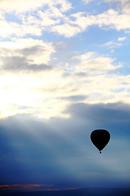 포토 JPG 주간 구름 해외풍경 해외 실루엣 여행 중동 자연 하늘 레저 산 카파도키아 풍경 초원 사람없음 야외 레포츠 빛 햇빛 열기구 비행 애드벌룬 역광 풍선 빛무리 튀르키예 국내포토 자연요소 나라 아시아 항공교통 촬영기법 태양 생태계 파일형식
