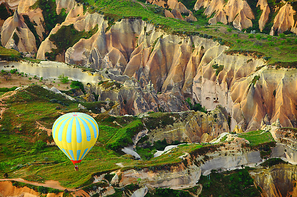 포토 JPG 주간 해외풍경 해외 여행 중동 자연 레저 카파도키아 풍경 초원 사람없음 야외 레포츠 골짜기 암석 돌_바위 바위 열기구 비행 기암괴석 언덕 애드벌룬 풍선 튀르키예 국내포토 자연요소 나라 아시아 항공교통 바위_돌 생태계 파일형식