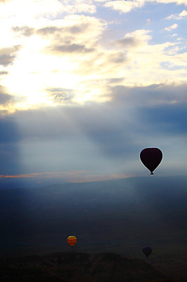 포토 JPG 주간 구름 해외풍경 해외 실루엣 도로 길 여행 중동 자연 하늘 레저 바위산 산 카파도키아 풍경 초원 사람없음 야외 레포츠 빛 햇빛 골짜기 열기구 비행 애드벌룬 역광 풍선 빛무리 튀르키예 국내포토 자연요소 나라 아시아 항공교통 교통시설 촬영기법 태양 돌산 생태계 파일형식