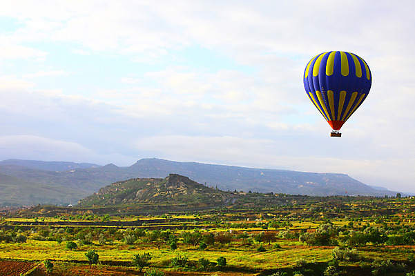 포토 JPG 주간 나무 식물 구름 해외풍경 해외 건축물 도로 길 여행 중동 자연 하늘 바위산 산 주택 카파도키아 풍경 초원 사람없음 야외 건물 마을 열기구 비행 애드벌룬 풍선 튀르키예 국내포토 자연요소 건축 나라 아시아 항공교통 교통시설 돌산 생태계 파일형식