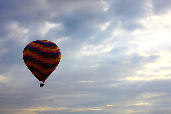 포토 JPG 주간 구름 해외풍경 해외 여행 중동 자연 하늘 레저 카파도키아 풍경 사람없음 야외 레포츠 열기구 비행 애드벌룬 풍선 튀르키예 국내포토 자연요소 나라 아시아 항공교통 생태계 파일형식