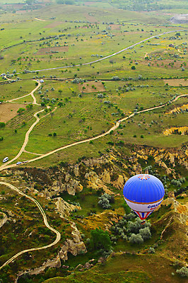 포토 JPG 주간 나무 식물 해외풍경 해외 도로 길 여행 중동 자동차 자연 레저 카파도키아 풍경 초원 사람없음 야외 레포츠 하이앵글 절벽 암석 돌_바위 바위 열기구 비행 언덕 애드벌룬 풍선 항공촬영 튀르키예 국내포토 자연요소 나라 아시아 육상교통 뷰포인트 항공교통 교통시설 생태계 파일형식