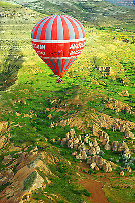 포토 JPG 주간 해외풍경 해외 여행 중동 자연 레저 카파도키아 풍경 초원 야외 레포츠 암석 돌_바위 바위 열기구 비행 기암괴석 언덕 애드벌룬 풍선 튀르키예 국내포토 자연요소 나라 아시아 항공교통 바위_돌 생태계 파일형식