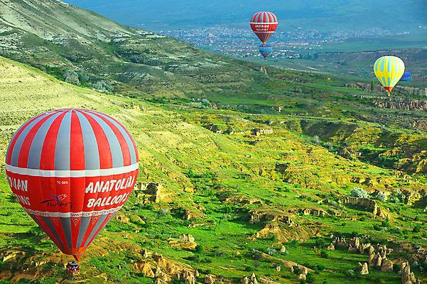 포토 JPG 주간 해외풍경 해외 건축물 여행 중동 자연 레저 바위산 산 주택 카파도키아 풍경 초원 야외 건물 레포츠 마을 암석 돌_바위 바위 열기구 비행 기암괴석 언덕 애드벌룬 풍선 튀르키예 국내포토 자연요소 건축 나라 아시아 항공교통 바위_돌 돌산 생태계 파일형식