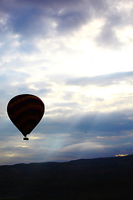 포토 JPG 주간 구름 해외풍경 해외 실루엣 여행 중동 하늘 레저 카파도키아 풍경 사람없음 야외 레포츠 빛 어둠 열기구 비행 애드벌룬 풍선 튀르키예 국내포토 자연요소 나라 아시아 항공교통 촬영기법 파일형식