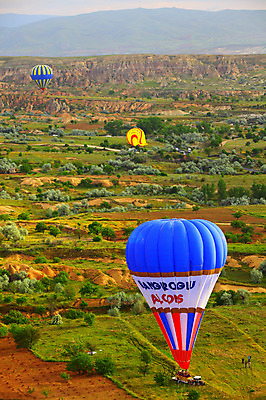 포토 JPG 주간 나무 식물 해외풍경 해외 여행 중동 자연 레저 바위산 산 카파도키아 풍경 초원 야외 레포츠 암석 돌_바위 열기구 비행 언덕 애드벌룬 풍선 튀르키예 국내포토 자연요소 나라 아시아 항공교통 돌산 생태계 파일형식