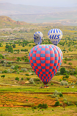 포토 JPG 주간 나무 식물 해외풍경 해외 여행 중동 자연 레저 바위산 산 카파도키아 풍경 초원 야외 레포츠 암석 돌_바위 바위 열기구 비행 언덕 애드벌룬 풍선 튀르키예 국내포토 자연요소 나라 아시아 항공교통 돌산 생태계 파일형식