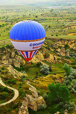 포토 JPG 주간 나무 식물 해외풍경 해외 여행 중동 자연 레저 카파도키아 풍경 초원 사람없음 야외 레포츠 절벽 암석 돌_바위 바위 열기구 비행 언덕 애드벌룬 풍선 튀르키예 국내포토 자연요소 나라 아시아 항공교통 생태계 파일형식