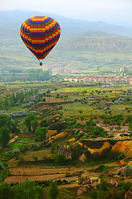 포토 JPG 주간 나무 식물 해외풍경 해외 건축물 여행 중동 자연 레저 바위산 산 주택 카파도키아 풍경 초원 사람없음 야외 건물 레포츠 마을 암석 돌_바위 열기구 비행 언덕 애드벌룬 풍선 튀르키예 국내포토 자연요소 건축 나라 아시아 항공교통 돌산 생태계 파일형식