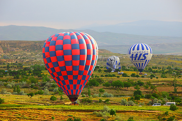 포토 JPG 주간 나무 식물 해외풍경 해외 여행 중동 자동차 자연 레저 바위산 산 카파도키아 풍경 초원 야외 레포츠 열기구 비행 애드벌룬 산등성이 풍선 튀르키예 국내포토 자연요소 나라 아시아 육상교통 항공교통 돌산 생태계 파일형식