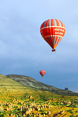 포토 JPG 주간 구름 해외풍경 해외 여행 중동 자연 하늘 레저 바위산 산 카파도키아 풍경 초원 사람없음 야외 레포츠 암석 돌_바위 바위 열기구 비행 기암괴석 애드벌룬 풍선 튀르키예 국내포토 자연요소 나라 아시아 항공교통 바위_돌 돌산 생태계 파일형식