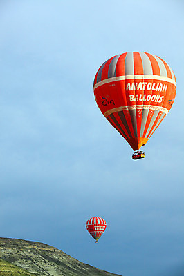 포토 JPG 주간 구름 해외풍경 해외 여행 중동 자연 하늘 레저 바위산 산 카파도키아 풍경 초원 사람없음 야외 레포츠 열기구 비행 애드벌룬 풍선 튀르키예 국내포토 자연요소 나라 아시아 항공교통 돌산 생태계 파일형식