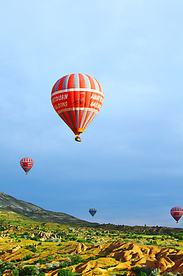 포토 JPG 주간 나무 식물 구름 해외풍경 해외 여행 중동 자연 하늘 레저 바위산 산 카파도키아 풍경 초원 사람없음 야외 레포츠 암석 돌_바위 바위 열기구 비행 기암괴석 언덕 애드벌룬 풍선 튀르키예 국내포토 자연요소 나라 아시아 항공교통 바위_돌 돌산 생태계 파일형식