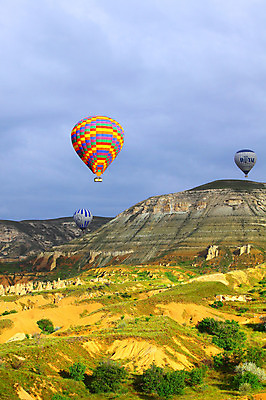 포토 JPG 주간 나무 식물 구름 해외풍경 해외 여행 중동 자연 하늘 레저 바위산 산 카파도키아 풍경 초원 사람없음 야외 레포츠 암석 돌_바위 바위 열기구 비행 언덕 애드벌룬 풍선 튀르키예 국내포토 자연요소 나라 아시아 항공교통 돌산 생태계 파일형식