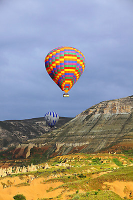 포토 JPG 주간 나무 식물 구름 해외풍경 해외 여행 중동 자연 하늘 레저 바위산 산 카파도키아 풍경 초원 사람없음 야외 레포츠 암석 돌_바위 바위 열기구 비행 언덕 애드벌룬 풍선 튀르키예 국내포토 자연요소 나라 아시아 항공교통 돌산 생태계 파일형식