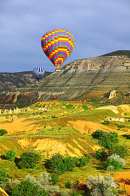 포토 JPG 주간 나무 식물 구름 해외풍경 해외 여행 중동 자연 하늘 레저 바위산 산 카파도키아 풍경 초원 사람없음 야외 레포츠 암석 돌_바위 바위 열기구 비행 언덕 애드벌룬 풍선 튀르키예 국내포토 자연요소 나라 아시아 항공교통 돌산 생태계 파일형식