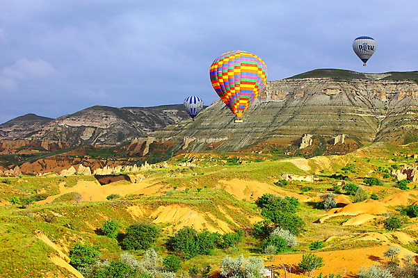 포토 JPG 주간 나무 식물 구름 해외풍경 해외 여행 중동 자연 하늘 레저 바위산 산 카파도키아 풍경 초원 사람없음 야외 레포츠 암석 돌_바위 바위 열기구 비행 언덕 애드벌룬 풍선 튀르키예 국내포토 자연요소 나라 아시아 항공교통 돌산 생태계 파일형식