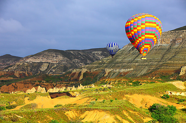 포토 JPG 주간 나무 식물 구름 해외풍경 해외 여행 중동 자연 하늘 레저 바위산 산 카파도키아 풍경 초원 사람없음 야외 레포츠 암석 돌_바위 바위 열기구 비행 언덕 애드벌룬 풍선 튀르키예 국내포토 자연요소 나라 아시아 항공교통 돌산 생태계 파일형식
