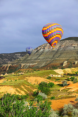 포토 JPG 주간 나무 식물 구름 해외풍경 해외 여행 중동 자연 하늘 레저 바위산 산 카파도키아 풍경 초원 사람없음 야외 레포츠 암석 돌_바위 바위 열기구 비행 언덕 애드벌룬 풍선 튀르키예 국내포토 자연요소 나라 아시아 항공교통 돌산 생태계 파일형식