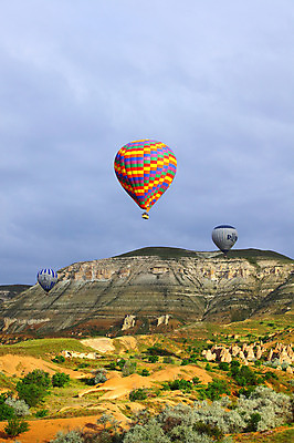 포토 JPG 주간 나무 식물 구름 해외풍경 해외 여행 중동 자연 하늘 레저 바위산 산 카파도키아 풍경 초원 사람없음 야외 레포츠 암석 돌_바위 바위 열기구 비행 언덕 애드벌룬 풍선 튀르키예 국내포토 자연요소 나라 아시아 항공교통 돌산 생태계 파일형식