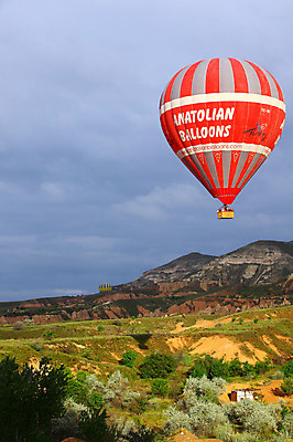 포토 JPG 주간 나무 식물 구름 해외풍경 해외 여행 중동 자연 하늘 레저 바위산 산 카파도키아 풍경 초원 야외 레포츠 열기구 비행 언덕 애드벌룬 풍선 튀르키예 국내포토 자연요소 나라 아시아 항공교통 돌산 생태계 파일형식