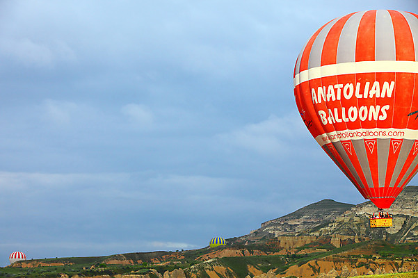 포토 JPG 구름 해외풍경 해외 여행 중동 자연 하늘 레저 바위산 산 카파도키아 풍경 초원 레포츠 암석 돌_바위 바위 열기구 비행 언덕 애드벌룬 풍선 튀르키예 국내포토 자연요소 나라 아시아 항공교통 돌산 생태계 파일형식
