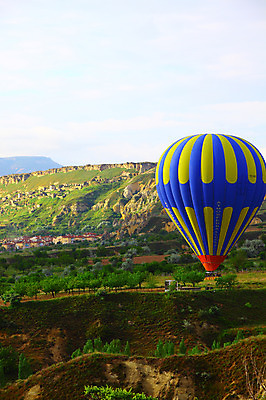 포토 JPG 주간 나무 식물 구름 해외풍경 해외 건축물 여행 중동 자연 하늘 레저 바위산 산 주택 카파도키아 풍경 초원 사람없음 야외 건물 레포츠 마을 절벽 열기구 비행 언덕 애드벌룬 풍선 튀르키예 국내포토 자연요소 건축 나라 아시아 항공교통 돌산 생태계 파일형식